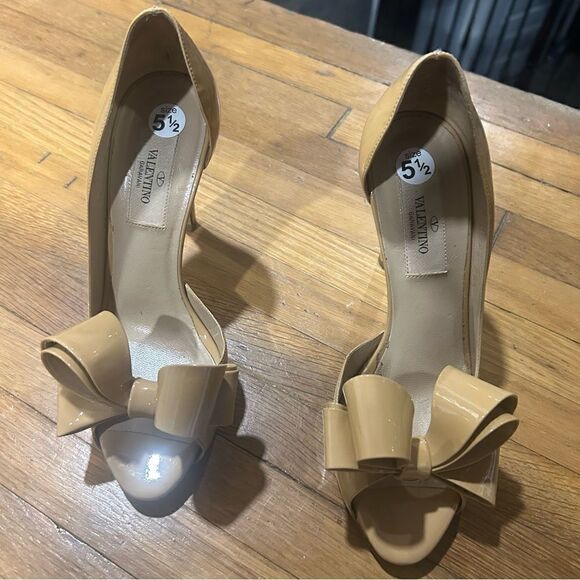 REVOLVE VALENTINO Patent Leather D’Orsay Bow Accents Nude Tan Pumps - Picture 4 of 12